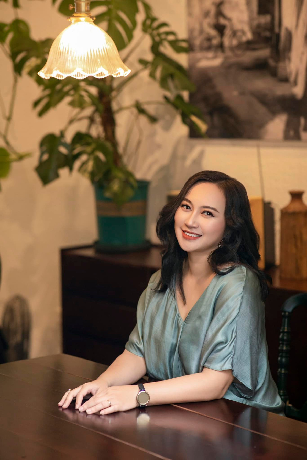 "Họa mi" Khánh Linh trang điểm sắc sảo.