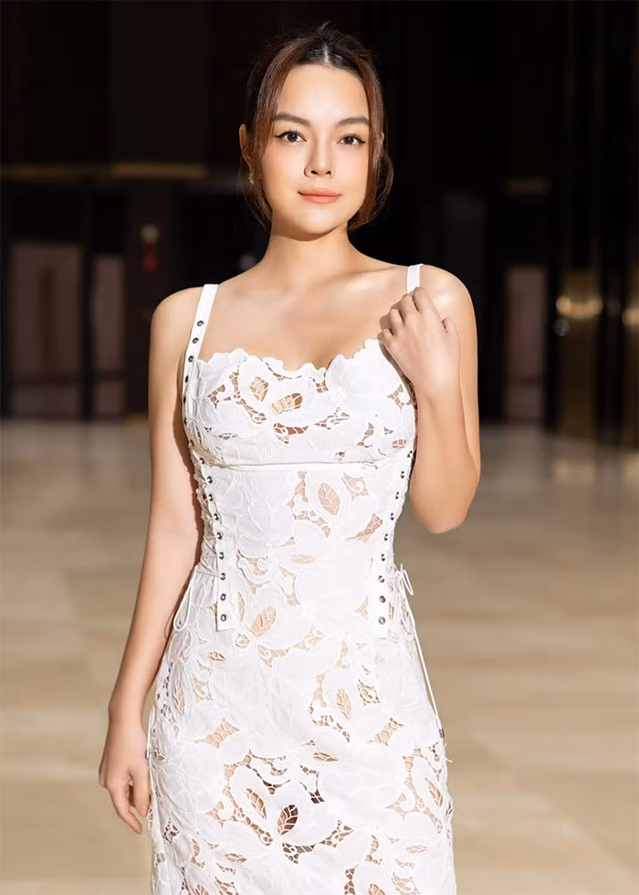 Ca sĩ Phạm Quỳnh Anh sinh năm 1984, từng là thành viên nhóm nhạc H.A.T cùng Thu Thủy, Lương Bích Hữu. Sau khi tách solo, cô có sự nghiệp thành công, sở hữu nhiều bài hit như: "Bụi bay vào mắt", "Người dưng ngược lối", "Không thở được"...