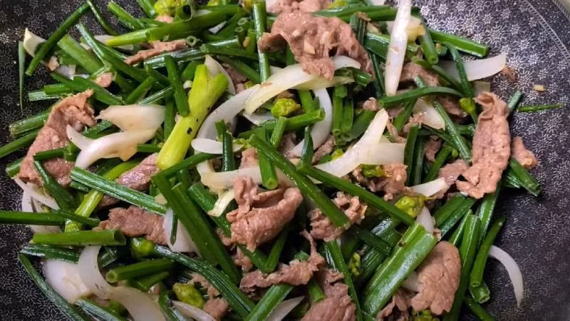  Bông hẹ xào thịt bò: 300 gam bông hẹ, 1,5 lạng thịt bò, 1/2 củ hành tây, tỏi băm, dầu hào, gia vị thông dụng khác. Thịt bò đem rửa sạch, thái lát mỏng, ướp với một ít dầu ăn, muối, mắm, hạt nêm. Bông hẹ đem rửa sạch, cắt khúc cho vừa ăn. Bắc chảo lên bếp, cho ít dầu ăn và tỏi vào phi thơm, cho thịt bò vào xào nhanh tay trên lửa lớn đến khi thịt sắp chín thì thêm bông hẹ vào đảo đều tay. Nêm nếm gia vị cho vừa ăn rồi tắt bếp. Các chuyên gia dinh dưỡng cho biết, thịt bò nấu với bông hẹ là một trong những món ăn dinh dưỡng tăng cường chức năng sinh lý mà các quý ông nên bổ sung vào thực đơn hằng ngày. Ảnh minh họa