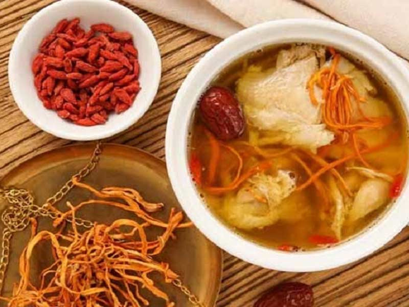  Gà hầm đông trùng hạ thảo: Gà trống choai 1 con, đông trùng hạ thảo 10g, gia vị, gừng, nước đủ dùng. Đông trùng hạ thảo ngâm vào rượu cho nở rồi rửa sạch. Gà làm lông bỏ nội tạng. Gừng đập dập. Cho các vị thuốc trên vào nồi đổ chừng 2 lít nước đun sôi, vớt bọt rồi vặn nhỏ lửa hầm trong vòng 40 phút rồi nêm gia vị vào là dùng được, ăn cùng cơm. Món ăn có công dụng bổ phổi, tráng dương, thích hợp với những người xuất tinh sớm, thận suy, liệt dương. Ảnh minh họa