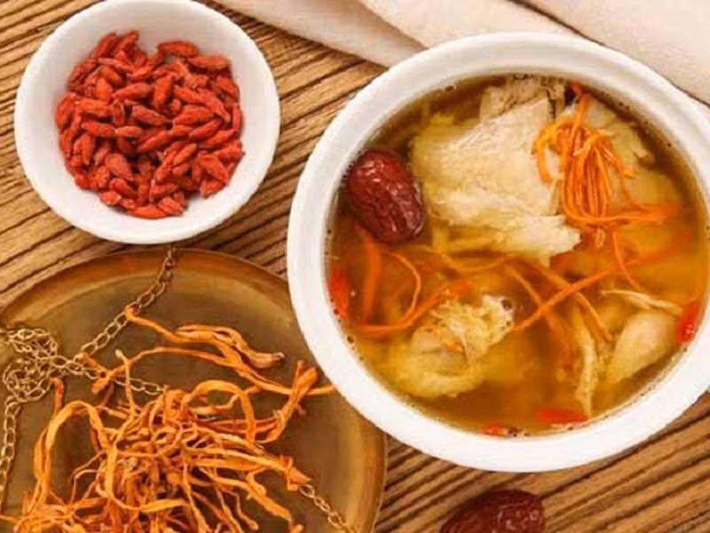  Gà hầm đông trùng hạ thảo: Gà trống choai 1 con, đông trùng hạ thảo 10g, gia vị, gừng, nước đủ dùng. Đông trùng hạ thảo ngâm vào rượu cho nở rồi rửa sạch. Gà làm lông bỏ nội tạng. Gừng đập dập. Cho các vị thuốc trên vào nồi đổ chừng 2 lít nước đun sôi, vớt bọt rồi vặn nhỏ lửa hầm trong vòng 40 phút rồi nêm gia vị vào là dùng được, ăn cùng cơm. Món ăn có công dụng bổ phổi, tráng dương, thích hợp với những người xuất tinh sớm, thận suy, liệt dương. Ảnh minh họa