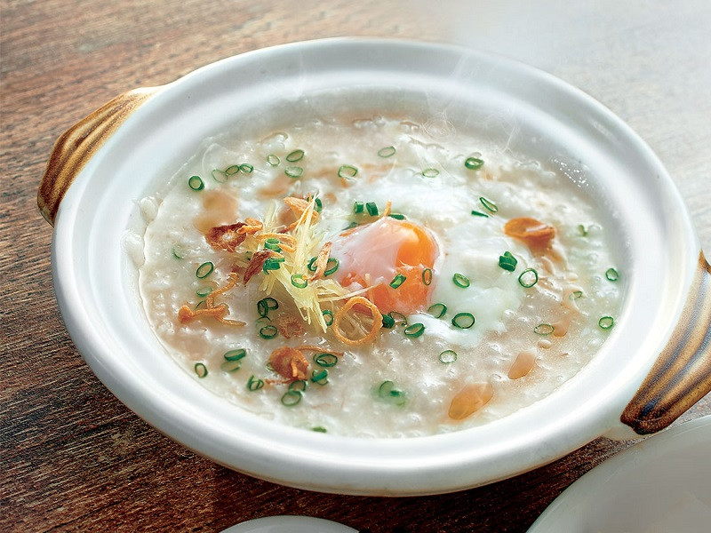  Cháo trứng gà: Sâm mì hoặc hồng sâm 5g, mạch môn đông 15g, ngũ vị tử 6g, trứng gà 2 quả, đường phèn 30g. Trước tiên nghiền sâm mì hoặc hồng sâm thành bột, cho trứng gà vào quấy đều. Đun mạch môn, ngũ vị tử lấy nước cốt cho thêm đường phèn, đổ hỗn hợp nhân sâm, trứng gà vào tiếp tục quấy đều, đun sôi lại một chút sẽ thành canh trứng hoa. Ngày ăn một lần hoặc cách ngày ăn 1 lần. Ảnh minh họa