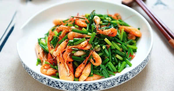  Tôm đồng rang lá hẹ: Tôm đồng 50g, lá hẹ 20g hoặc quả ớt ngọt 30g. Tất cả thái nhỏ xào chín, thêm ít rượu 40 độ và gia vị, ăn hết trong ngày. ẢNh minh họa