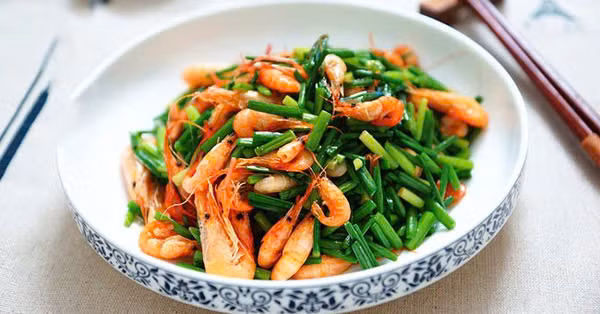  Tôm đồng rang lá hẹ: Tôm đồng 50g, lá hẹ 20g hoặc quả ớt ngọt 30g. Tất cả thái nhỏ xào chín, thêm ít rượu 40 độ và gia vị, ăn hết trong ngày. ẢNh minh họa