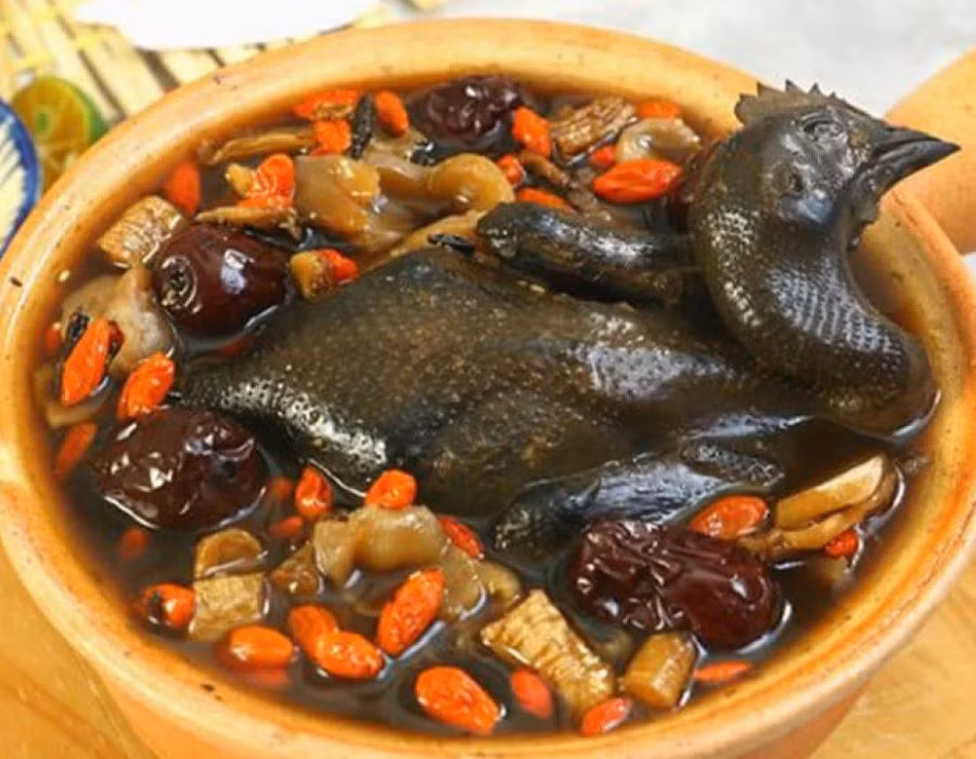  Gà ác hầm ngũ bội tử: Gà ác 1 con, ngũ bội tử 30g, hành, rượu gia vị đủ dùng. Cách chế: Gà ác làm lông bỏ nội tạng, chặt miếng. Phi thơm hành cho ngũ bội tử, thịt gà, rượu vào xào săn rồi đổ nước hầm 45 phút sau đó nêm bột ngọt, gia vị vào là dùng được. Ăn cùng cơm. Món ăn có tác dụng cố tinh, cầm máu, giải độc, những người bị tiêu chảy, xuất tinh sớm, đại tiện ra máu nên dùng. Ảnh minh họa