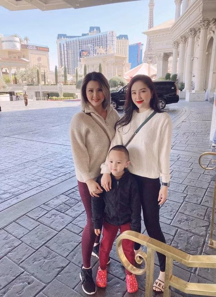 Chị gái ca sĩ Bảo Thy làm việc trong ngành công nghiệp làm đẹp và đã lập gia đình, có hai người con vô cùng xinh xắn đáng yêu. Ảnh: FB Mai Anh Tran