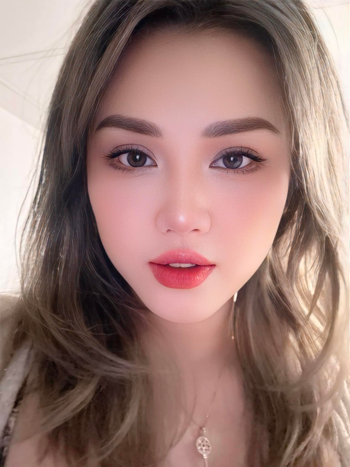 Từ những bức ảnh hiếm hoi của chị gái Bảo Thy có thể thấy cô sở hữu nhiều đường nét giống hệt em gái nổi tiếng. Ảnh: FB Bao Thy Tran