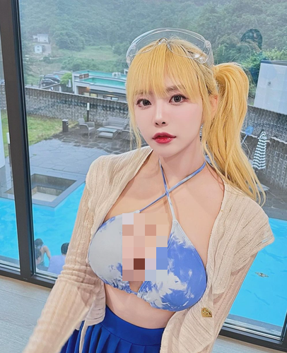 Nhờ khuôn mặt xinh đẹp, thân hình gợi cảm, cô nàng còn được gọi đầy thân thương với biệt danh búp bê Dami hay Queen Dami.