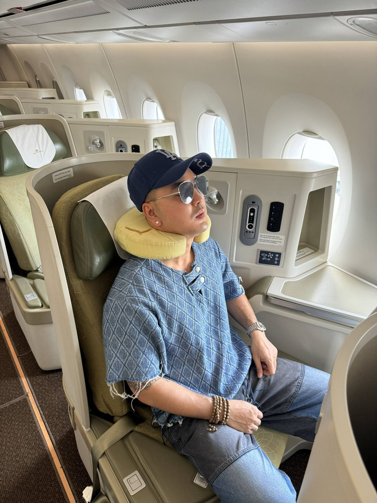 Bị thoát vị đĩa đệm, chiếc gối trở thành vật bất ly thân của ca sĩ Ưng Hoàng Phúc. Ảnh: FBNV