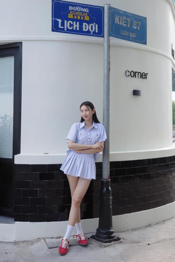 Hoa hậu Thùy Tiên khoe đôi chân thẳng dài.