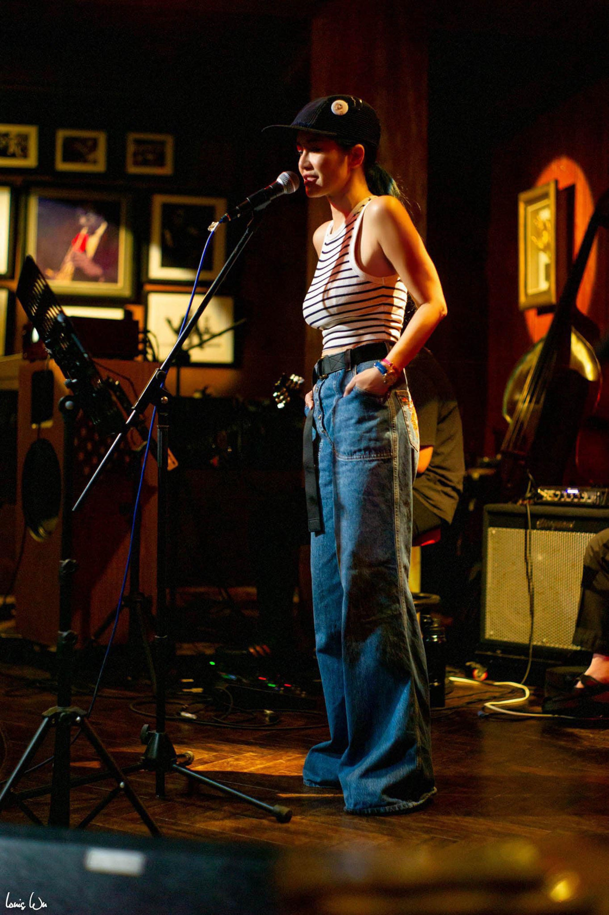 Hình thể săn chắc của diva Hồng Nhung tuổi 54 khi tập hát.