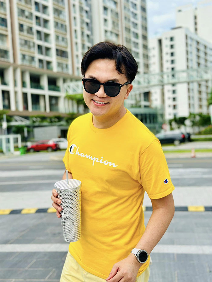 Với lối nói chuyện hài hước, duyên dáng, Đại Nghĩa là MC đắt show nhất nhì làng giải trí. (Ảnh: FB Đại Nghĩa)