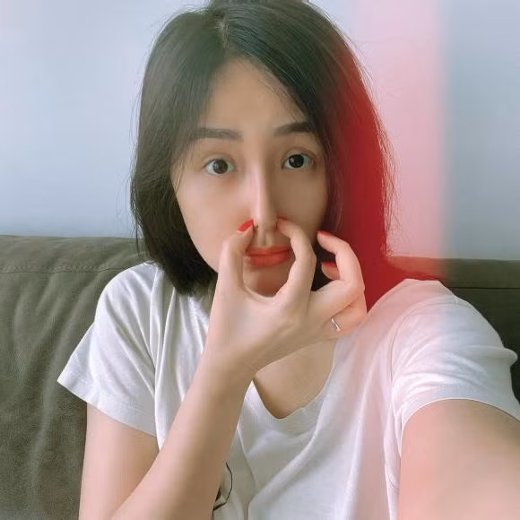 "Trời mưa anh không về!", Mai Phương Thúy chia sẻ.