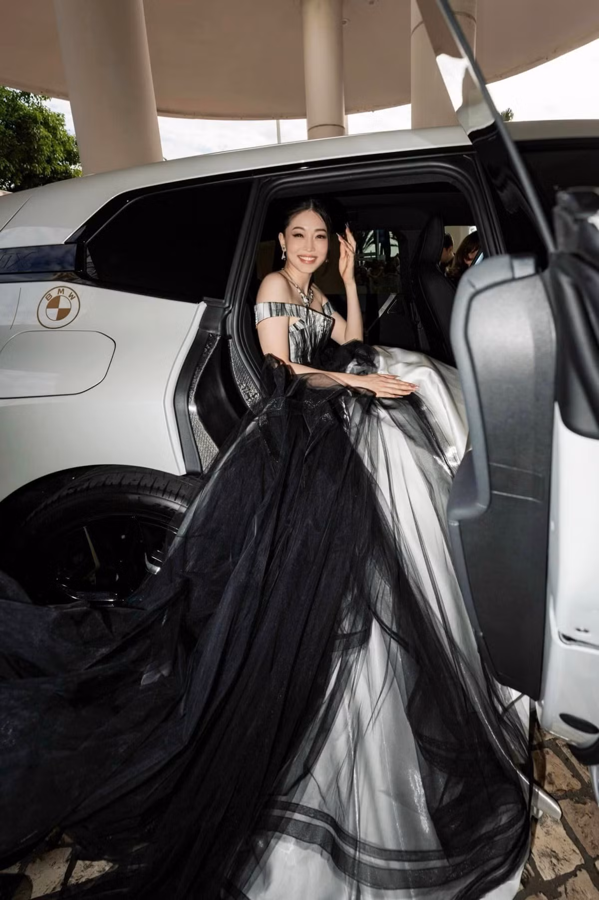 Phương Nga luôn biết cách làm nổi bật những đường nét trên khuôn mặt và lựa chọn phong cách phù hợp với từng sự kiện, giúp cô tỏa sáng rạng rỡ. Ảnh: FB Bùi Phương Nga