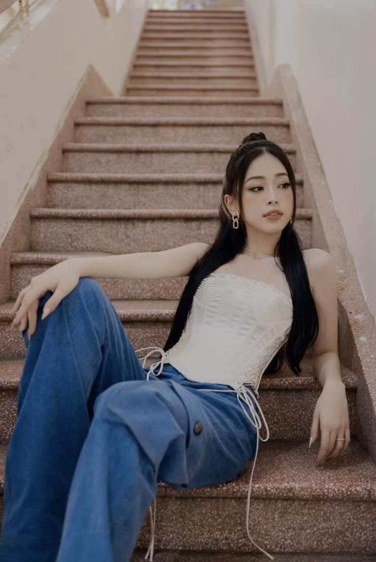 Phương Nga được yêu mến bởi nhan sắc ngọt ngào cùng sự hòa đồng, thân thiện, thành tích học tập nổi bật. Cô tốt nghiệp Đại học Kinh tế Quốc dân Hà Nội. Ảnh: FB Bùi Phương Nga