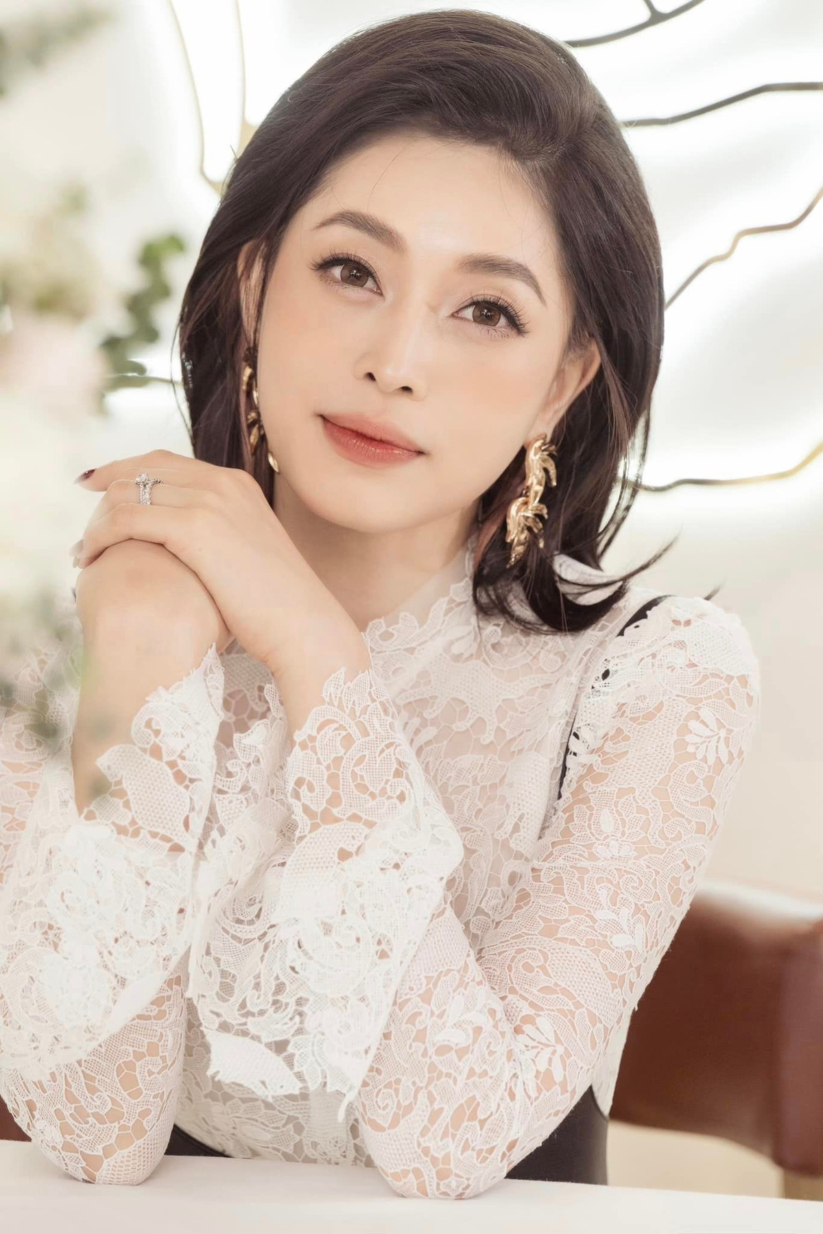 Cô nàng khéo léo kết hợp những bộ cánh thanh lịch, sang trọng với những trang phục năng động, trẻ trung, tạo nên một hình ảnh đa diện và cuốn hút. Ảnh: FB Bùi Phương Nga