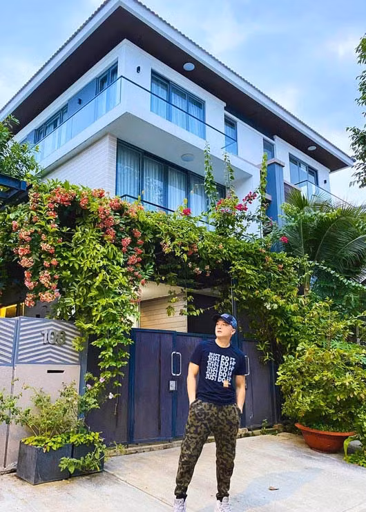 Trong Vbiz, Cao Thái Sơn được gọi là "trùm bất động sản" vì sở hữu hàng chục căn hộ, biệt thự ở nhiều thành phố cả ở Việt Nam và Mỹ. Anh còn xây nhà, mua chung cư để mẹ ở, nghỉ dưỡng.