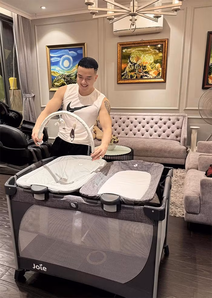 Đầu năm 2024, ca sĩ Cao Thái Sơn gây sốc khi tuyên bố đã có con trai đầu lòng chào đời vào tháng 12/2023. Tuy nhiên nam ca sĩ sinh năm 1985 giấu kín danh tính mẹ bé.