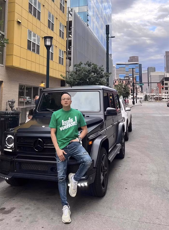 Sau nhiều năm đi hát, anh sở hữu khối tài sản đáng ngưỡng mộ. Nam ca sĩ cũng thường xuyên đi du lịch ở nhiều địa điểm sang chảnh, đắt đỏ nổi tiếng thế giới.