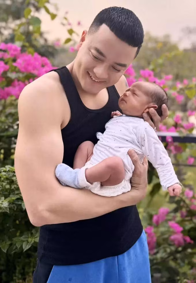 Gần đây, Cao Thái Sơn khoe ảnh con trai mới sinh. Nhóc tì được nhận xét là bản sao của bố và trông rất cứng cáp, đáng yêu.
