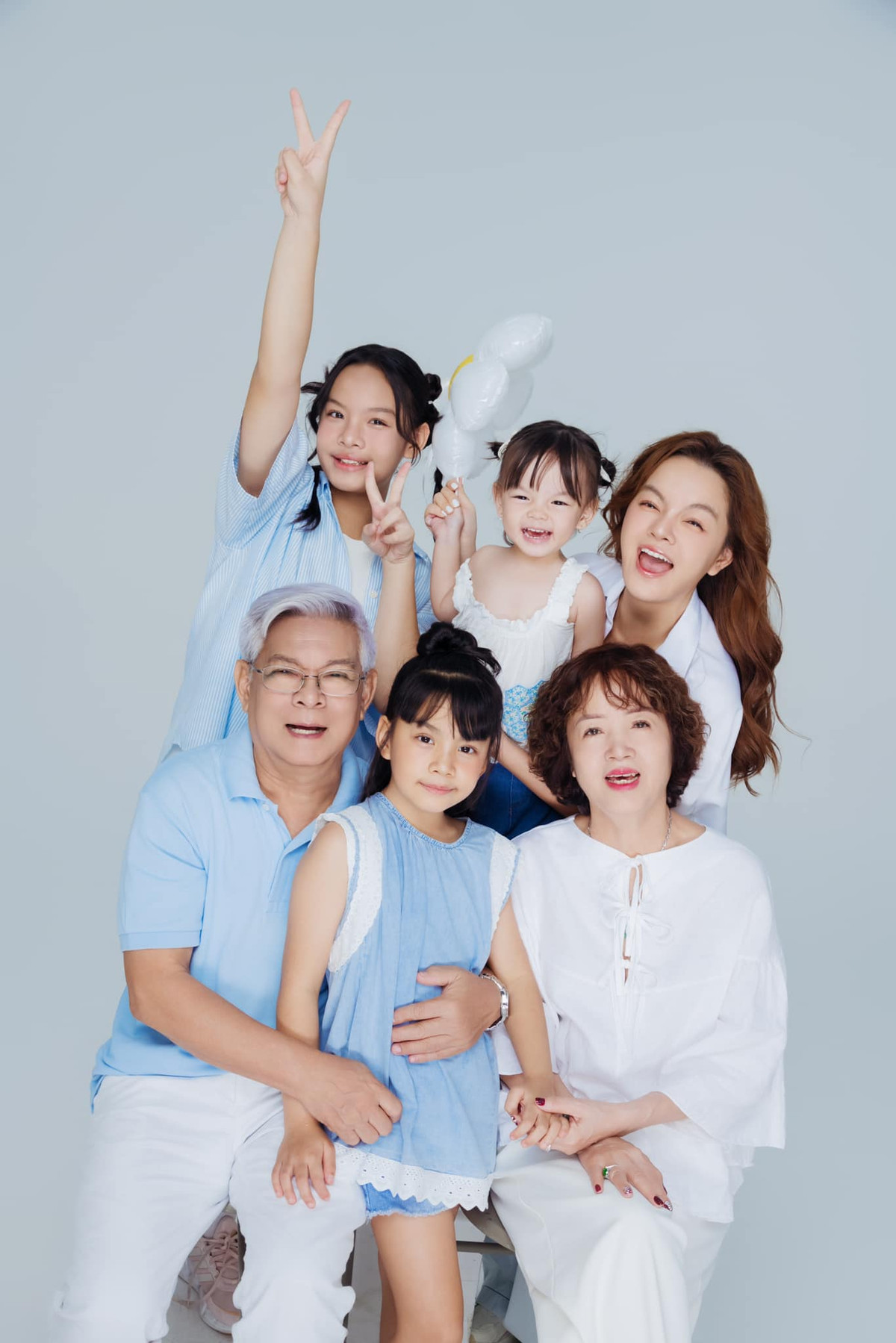 "Chị đẹp" Phạm Quỳnh Anh đăng ảnh gia đình, chúc mừng sinh nhật mẹ. Ảnh: FB Phạm Quỳnh Anh