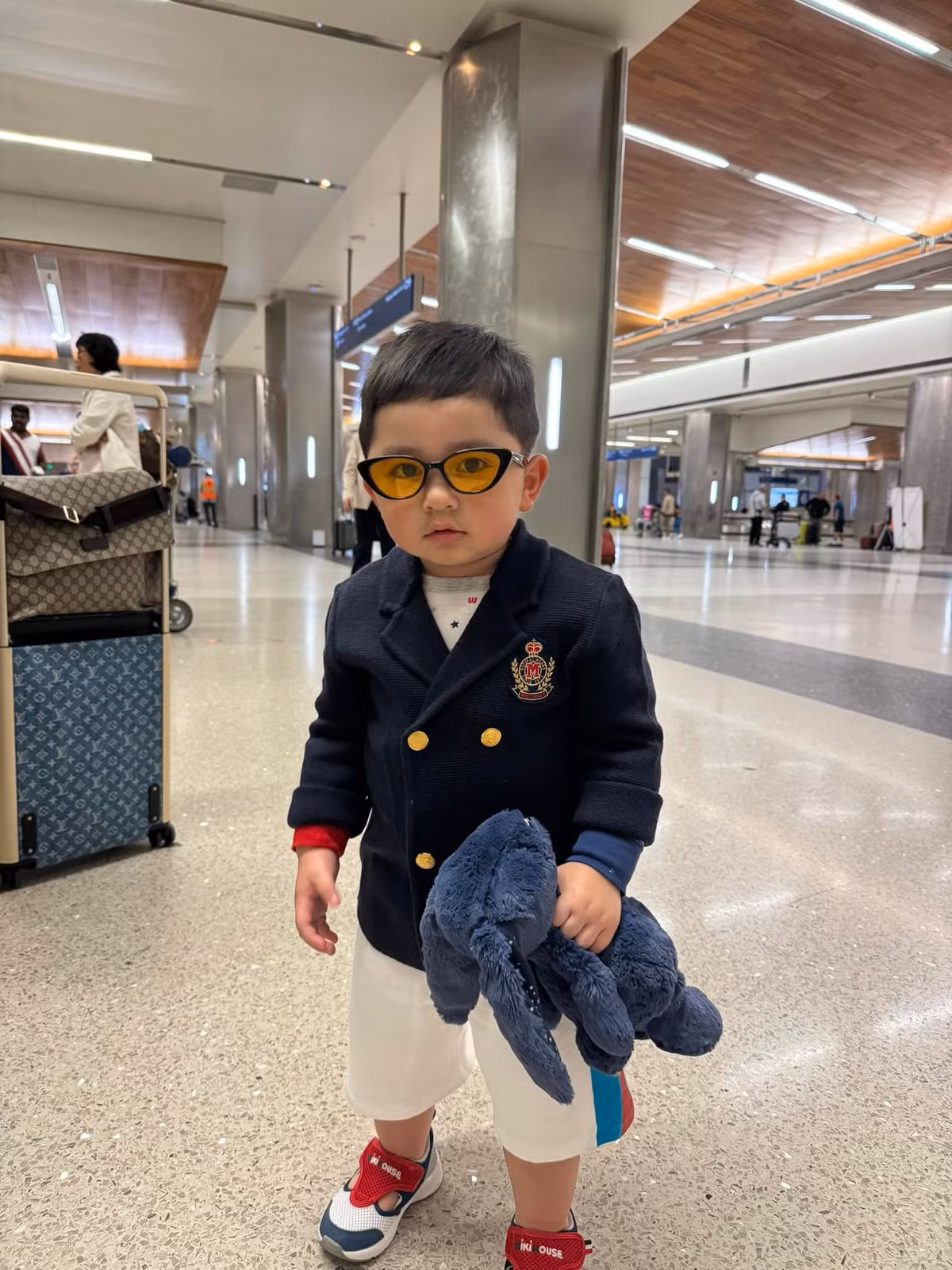 Cặp vợ chồng diễn viên Chi Bảo và Lý Thùy Chang không ngại chia sẻ những hình ảnh đời thường của Gia Khang lên mạng xã hội. Qua đó, ai cũng dễ dàng nhận thấy cậu bé nhà Chi Bảo có cuộc sống sang chảnh từ bé.