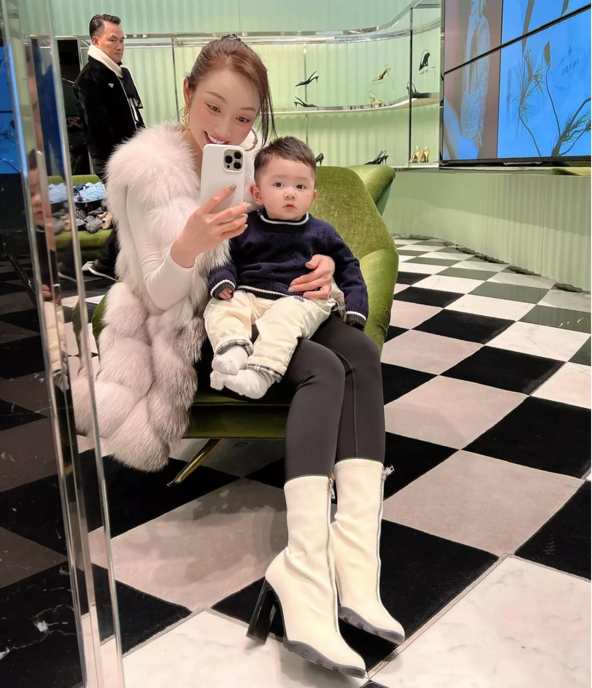 Bên cạnh việc đầu tư cho con về vật chất, Chi Bảo và Lý Thùy Chang cũng rất quan tâm đến vấn đề giáo dục cho con trai.