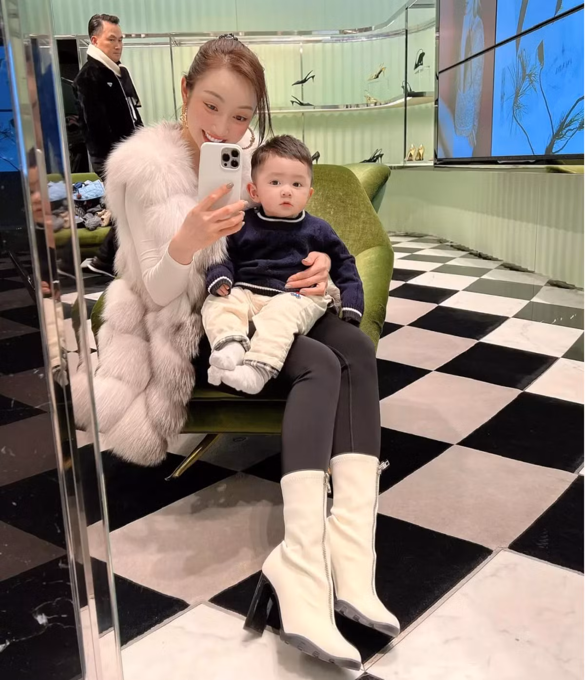 Bên cạnh việc đầu tư cho con về vật chất, Chi Bảo và Lý Thùy Chang cũng rất quan tâm đến vấn đề giáo dục cho con trai.