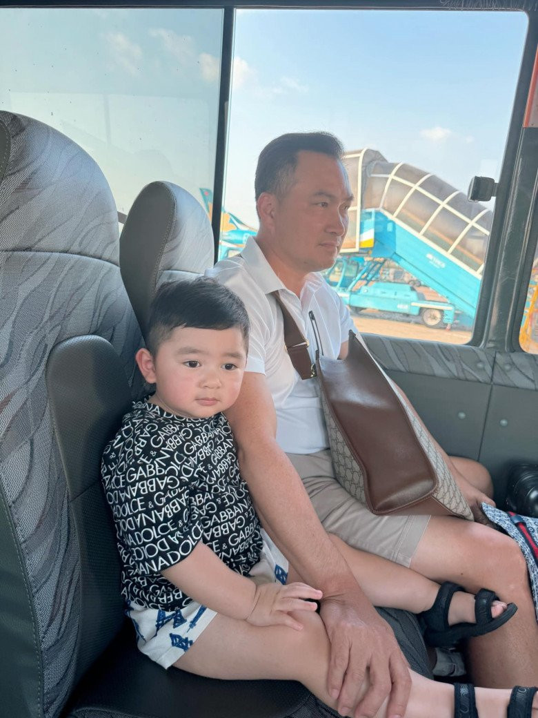 Cậu bé cũng sở hữu tủ đồ hàng hiệu đắt tiền với đầy đủ các thương hiệu nổi tiếng.