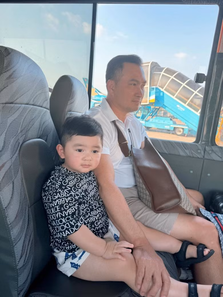 Cậu bé cũng sở hữu tủ đồ hàng hiệu đắt tiền với đầy đủ các thương hiệu nổi tiếng.