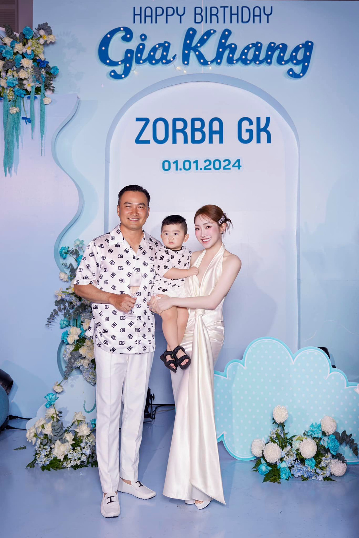 Ngay từ khi chào đời, con trai Chi Bảo đã nhận được sự quan tâm đặc biệt của đông đảo khán giả bởi vẻ ngoài bụ bẫm, đáng yêu và thừa hưởng nét đẹp của cả bố và mẹ.