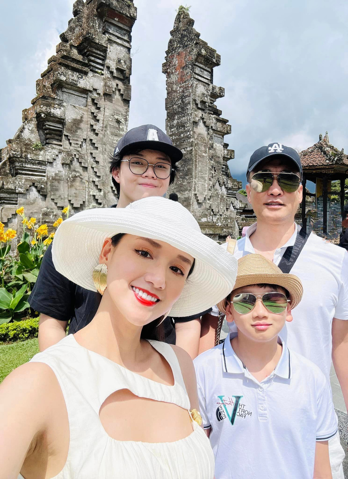 Có thể nói, ở tuổi ngoài 40, diễn viên Lã Thanh Huyền có trong tay tất cả những thứ mà nhiều người mơ ước, từ nhan sắc trẻ trung, gia đình hạnh phúc đến sự nghiệp rực rỡ. Ảnh: FBNV