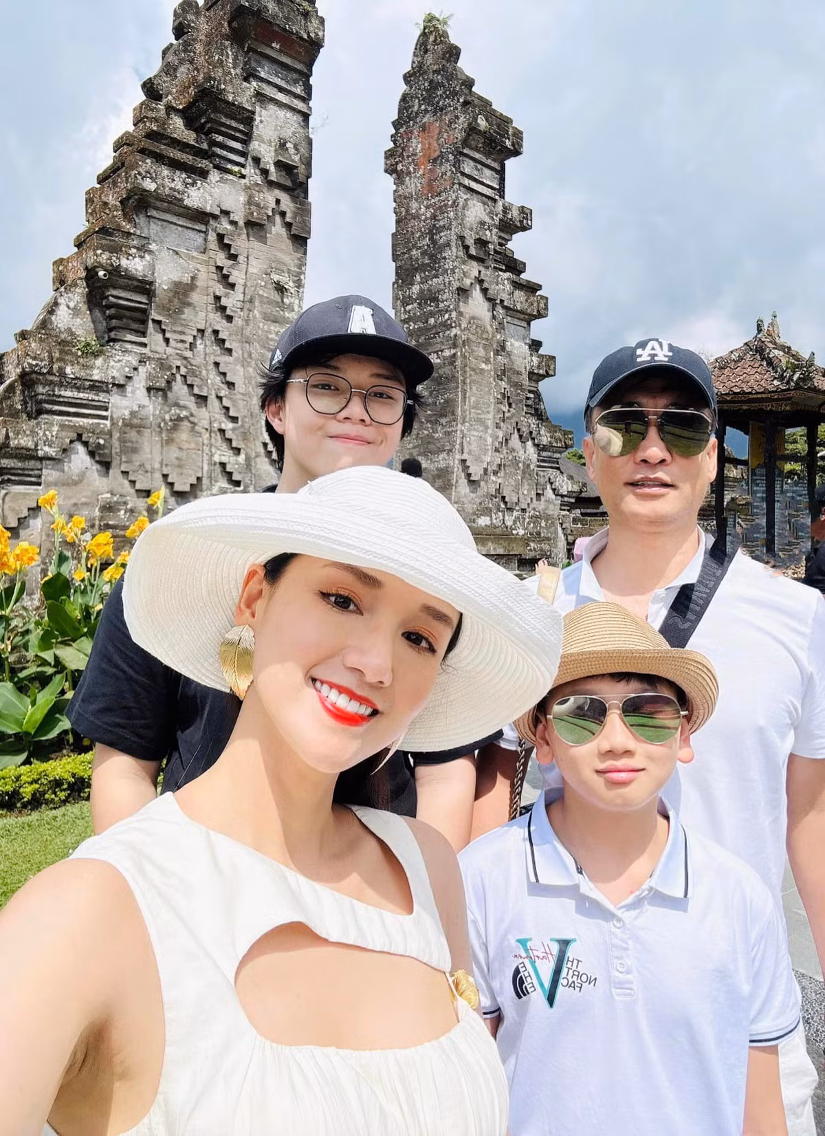 Có thể nói, ở tuổi ngoài 40, diễn viên Lã Thanh Huyền có trong tay tất cả những thứ mà nhiều người mơ ước, từ nhan sắc trẻ trung, gia đình hạnh phúc đến sự nghiệp rực rỡ. Ảnh: FBNV