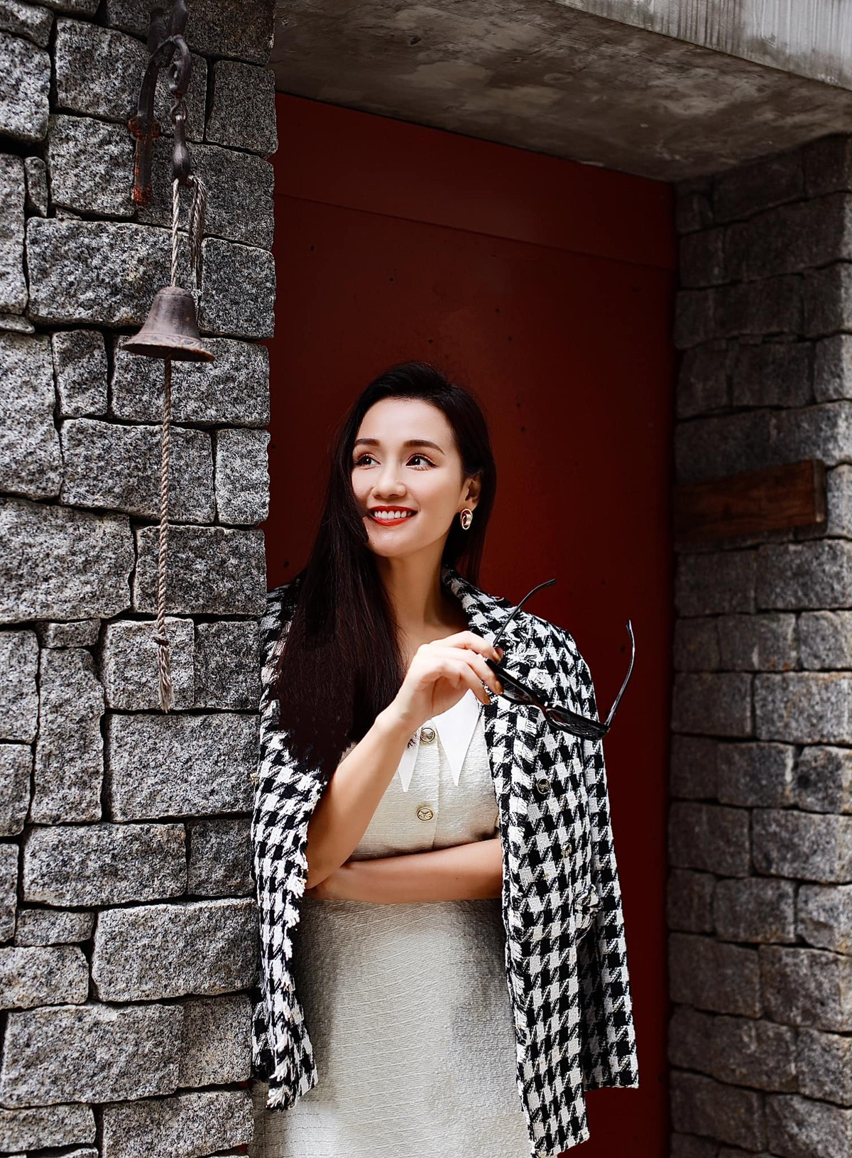 Nữ diễn viên còn không ngại đầu tư những món đồ hàng hiệu sang chảnh bậc nhất. Ảnh: FBNV