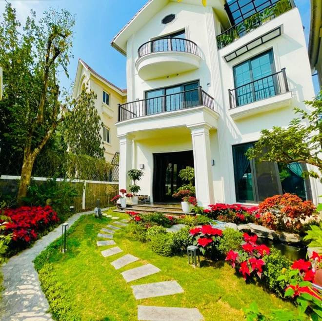 Lã Thanh Huyền hiện cùng chồng và con trai sống trong căn biệt thự ven sông ở khu nhà ở cao cấp tại Hà Nội. Ảnh: FBNV