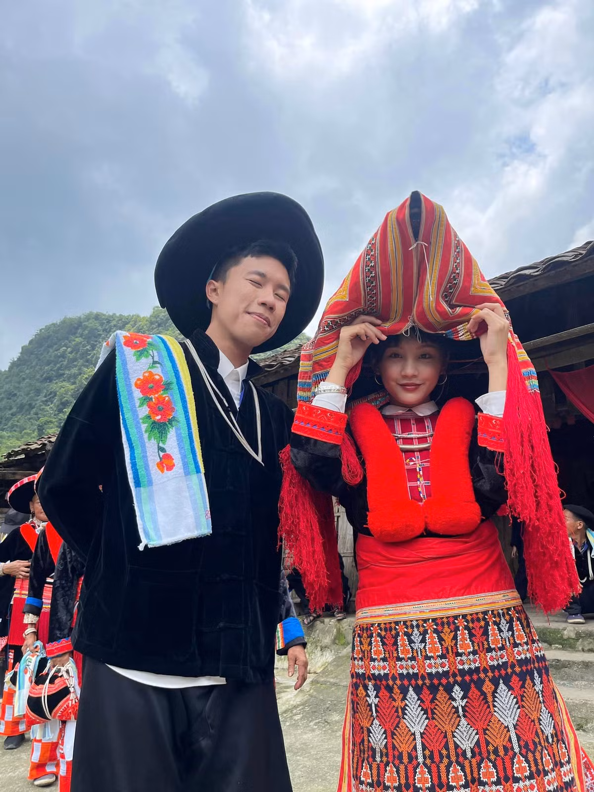  Thu Hà Ceri đang nhận được nhiều sự chú ý của khán giả với vai nữ chính Pu trong phim “Đi giữa trời rực rỡ” phát sóng trên VTV. Pu là cô gái người dân tộc Dao sống ở vùng cao nhưng thông minh, hiểu chuyện và có khát vọng lên thành phố học tập. Ảnh: FB Thu Hà