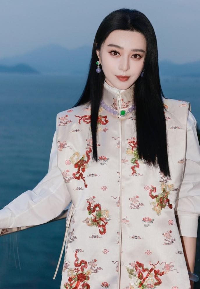 Diễn viên Phạm Băng Băng mặc trang phục phong cách truyền thống, đeo trang sức đắt đỏ với đá quý, cẩm thạch. Ảnh: Thương Hiệu và Pháp Luật