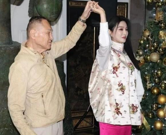 Những hình ảnh từ sự kiện này đã khơi dậy sự tò mò của công chúng về mối quan hệ giữa nữ diễn viên họ Phạm và vị tỷ phú tuổi U90. Ảnh: Thương Hiệu và Pháp Luật