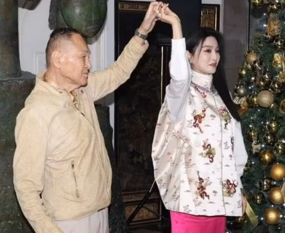 Những hình ảnh từ sự kiện này đã khơi dậy sự tò mò của công chúng về mối quan hệ giữa nữ diễn viên họ Phạm và vị tỷ phú tuổi U90. Ảnh: Thương Hiệu và Pháp Luật