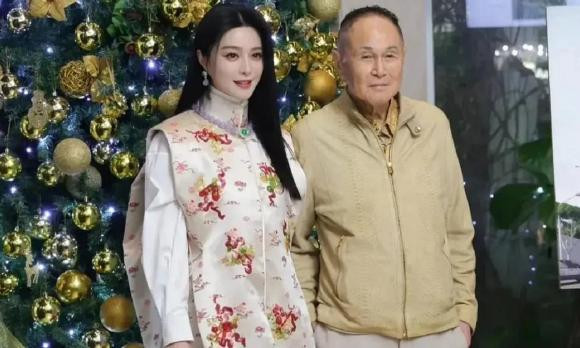 Cô vui vẻ chụp ảnh cùng các khách mời trước khi nhập tiệc. Ảnh: Thương Hiệu và Pháp Luật