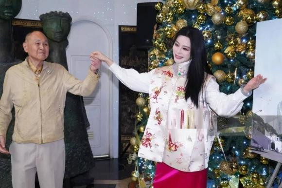 Cô còn cùng tỷ phú U90 ngẫu hứng khiêu vũ, được mọi người xung quanh cổ vũ. Ảnh: Thương Hiệu và Pháp Luật