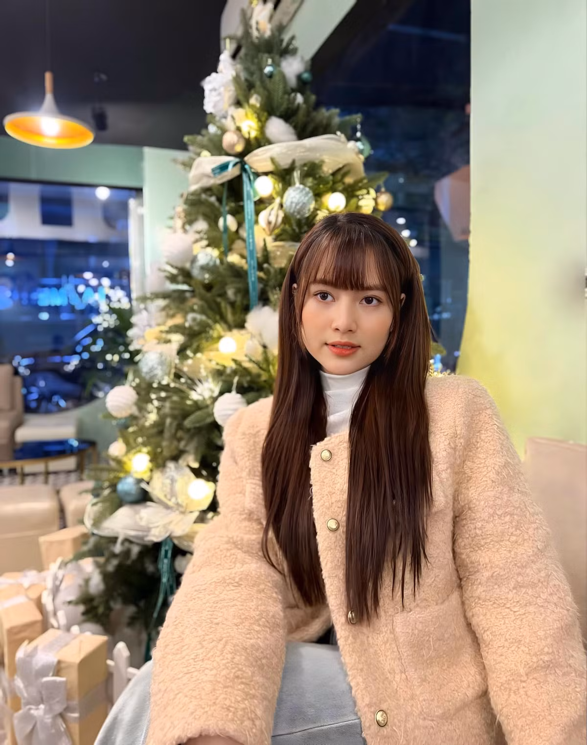 So với thời điểm mới bước vào nghề, hiện tại nữ diễn viên Việt Hoa được khen nhan sắc ngày càng thăng hạng. Ảnh: FBNV