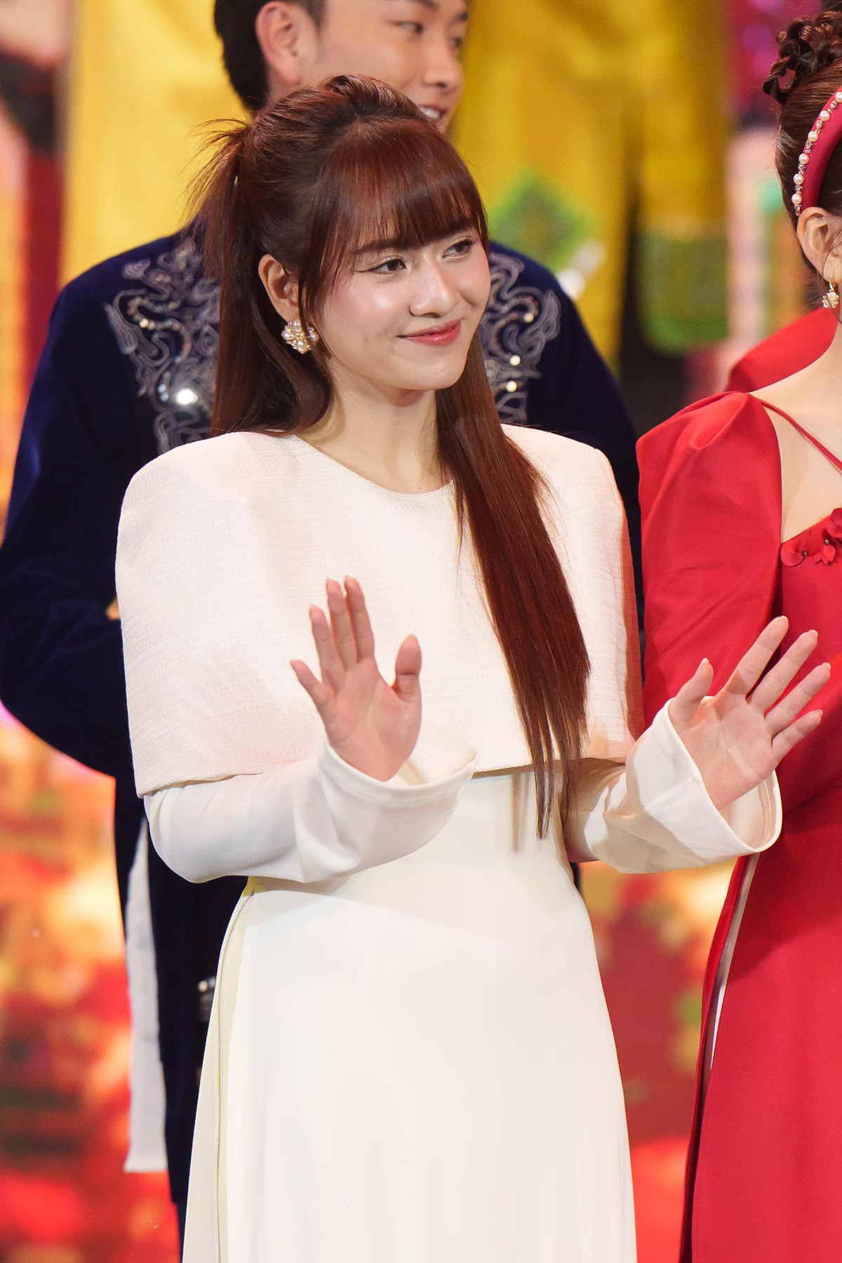 Nữ diễn viên sinh năm 1996 ưu ái những bộ cánh khá kín đáo, dễ mặc nhưng vẫn tôn lên nét đẹp hình thể. Ảnh: FBNV