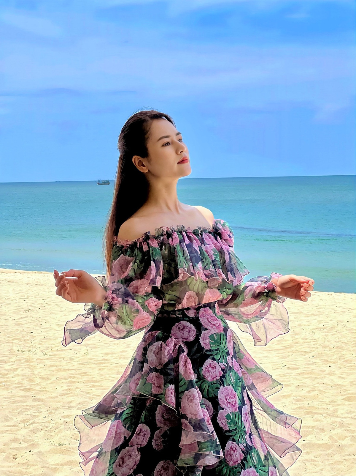 Dù có khá nhiều vai diễn đanh đá trên màn ảnh nhỏ nhưng Việt Hoa thừa nhận, ngoài đời cô khá ít nói và nhút nhát. Ảnh: FBNV