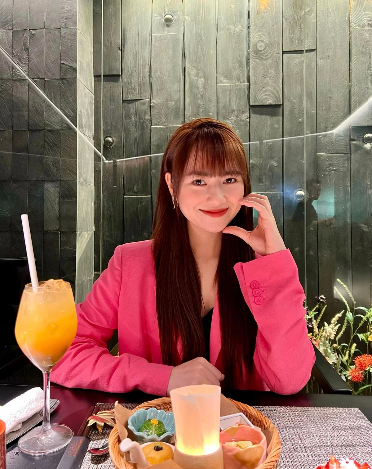  Việt Hoa là một trong những nữ diễn viên đang nhận được nhiều chú ý khi vào vai vợ của Thanh Sơn trong bộ phim lên sóng giờ vàng VTV Mình yêu nhau bình yên thôi. Ảnh: FBNV