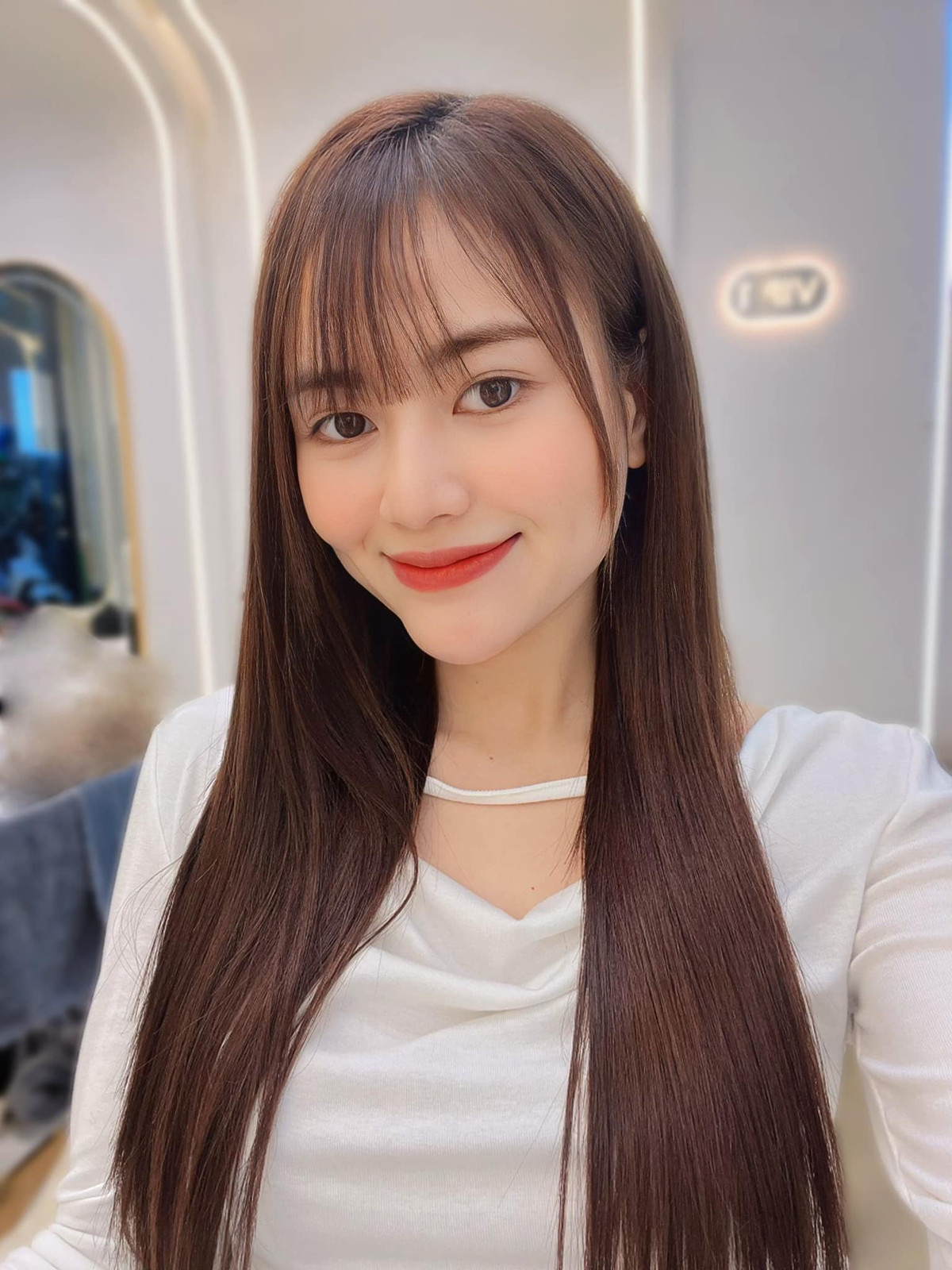 Khuôn mặt tươi tắn, luôn nở nụ cười cùng làn da trắng sáng là điểm nổi bật ở sắc vóc của Việt Hoa. Ảnh: FBNV