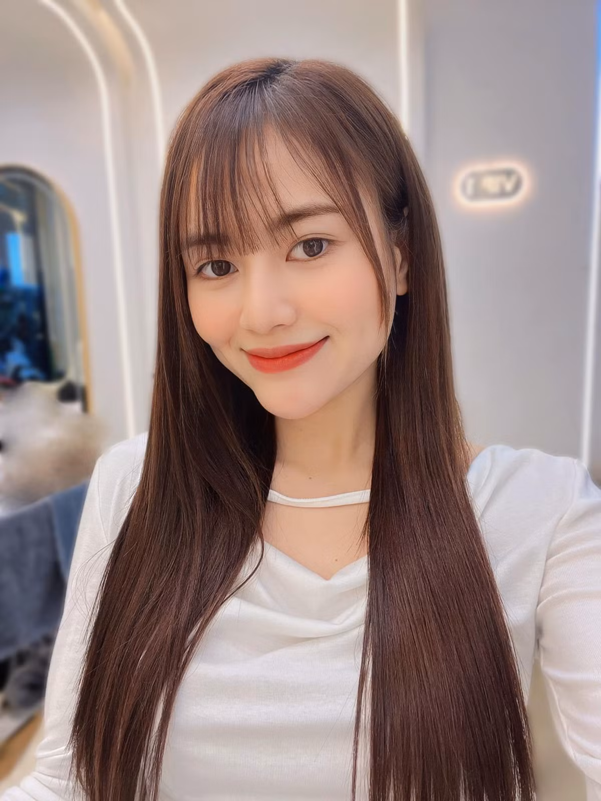 Khuôn mặt tươi tắn, luôn nở nụ cười cùng làn da trắng sáng là điểm nổi bật ở sắc vóc của Việt Hoa. Ảnh: FBNV