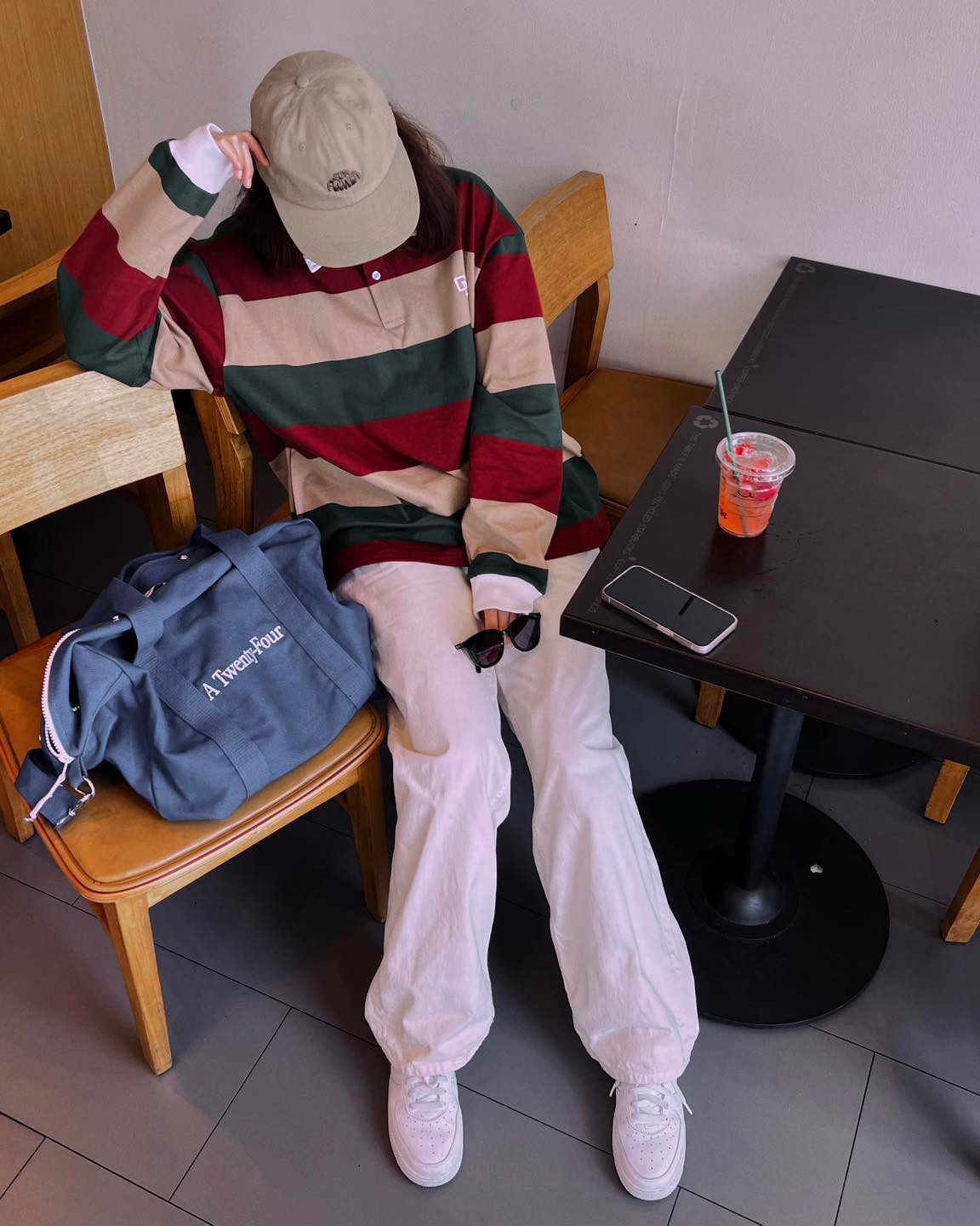 Ngoài ra, Hải Tú còn kết hợp thêm một số phụ kiện như mũ, mắt kính và túi xách đồng điệu với trang phục. Cách kết hợp quần áo cùng phụ kiện của mỹ nhân này rất đáng để chị em học hỏi. Ảnh: FBNV