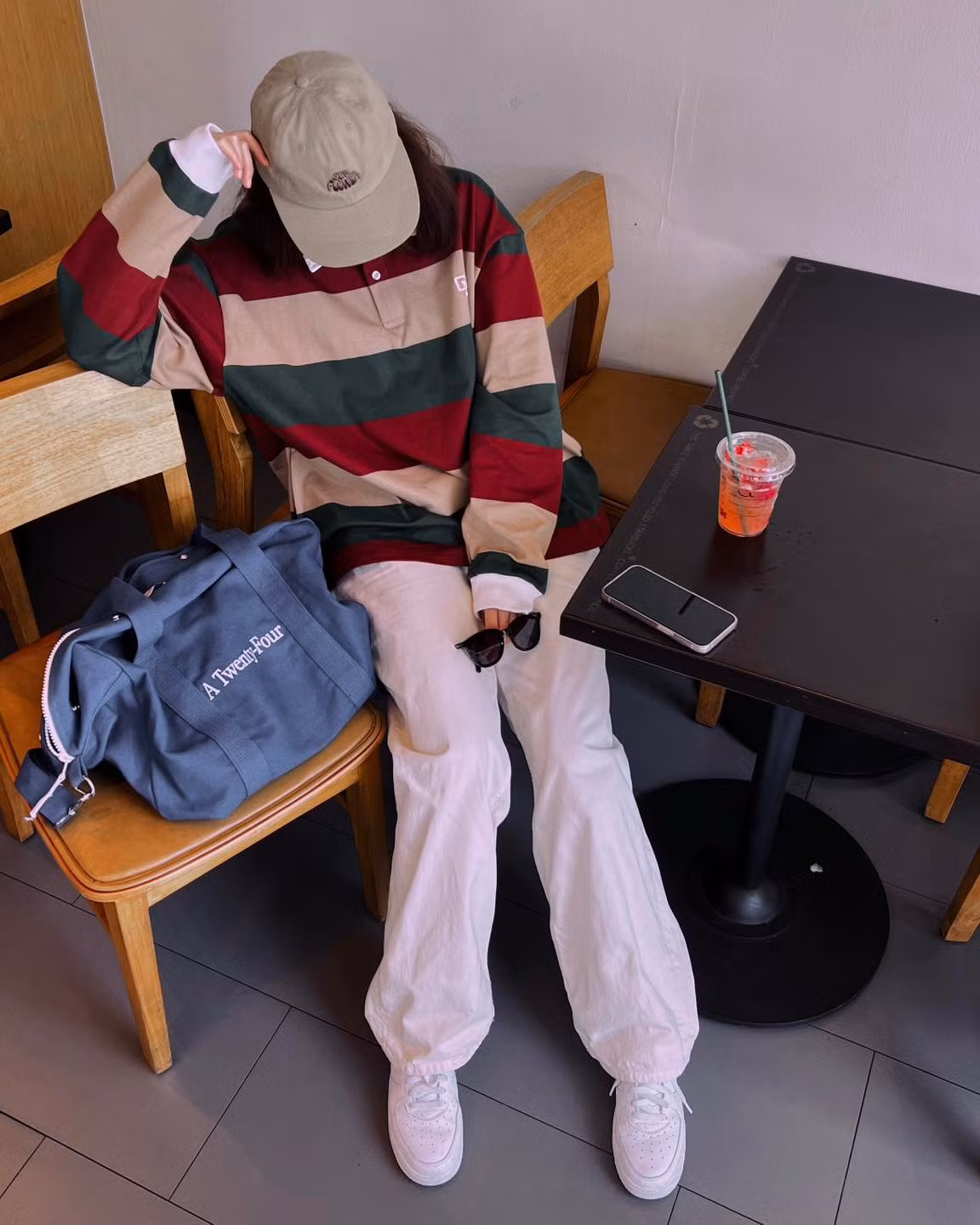 Ngoài ra, Hải Tú còn kết hợp thêm một số phụ kiện như mũ, mắt kính và túi xách đồng điệu với trang phục. Cách kết hợp quần áo cùng phụ kiện của mỹ nhân này rất đáng để chị em học hỏi. Ảnh: FBNV