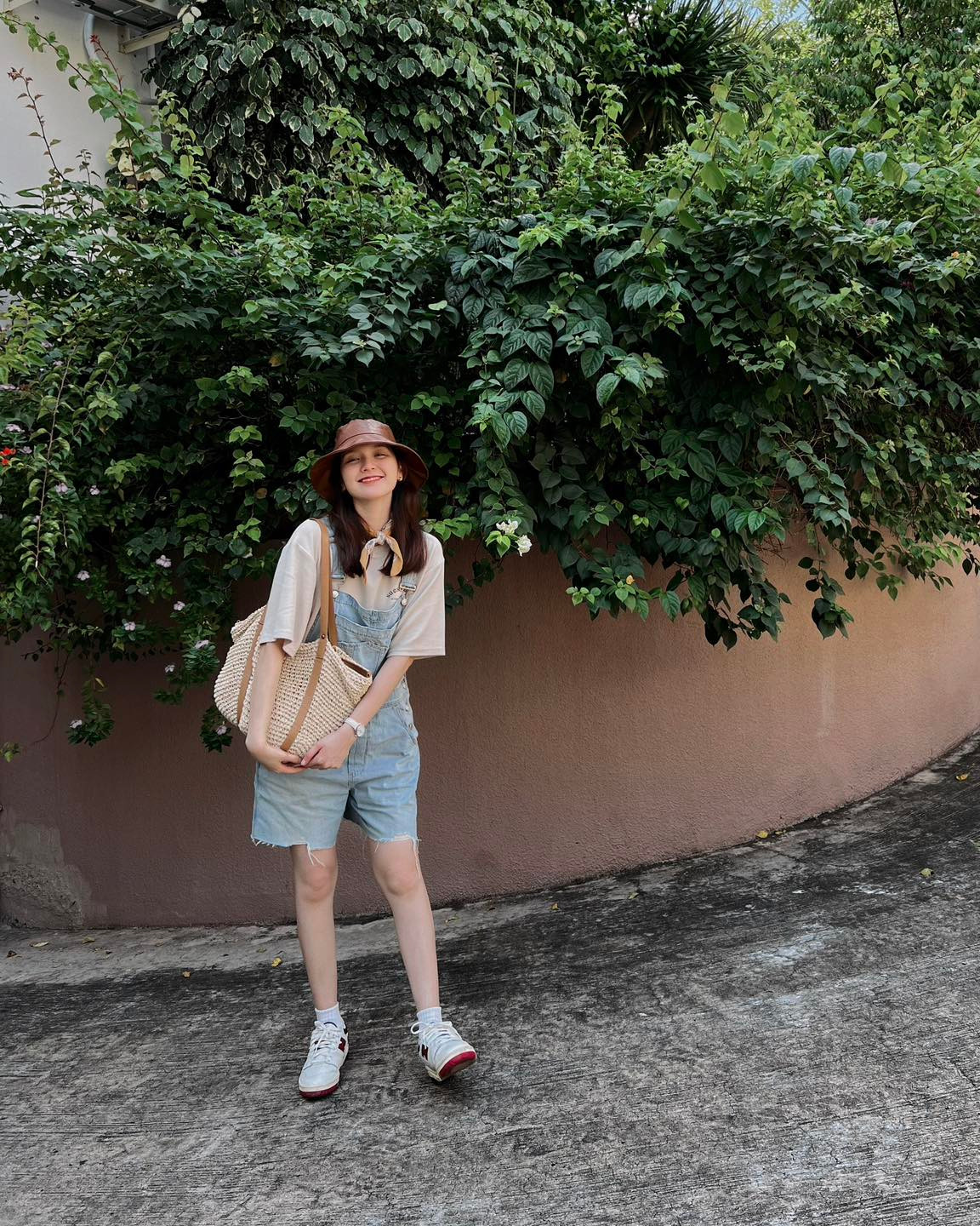 Yếm chất liệu denim cũng được Hải Tú thường chưng diện mỗi lần xuống phố. Ảnh: FBNV